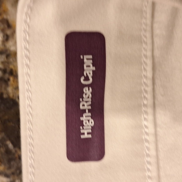 q Womens Gloria Vanderbilt Stretch White Capris Size 16.  NWT - Picture 5 of 7